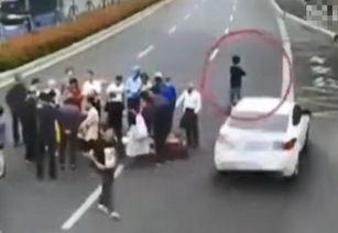 吃瓜男子围观视频播放,揭秘网络围观现象背后的心理奥秘