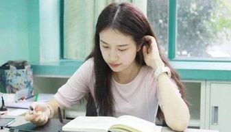 40岁女老师吃瓜视频,吃瓜视频引发网友热议