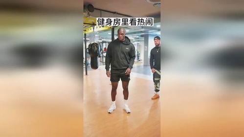 健身房群众吃瓜视频,揭秘健身达人的日常趣事