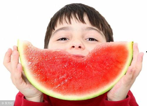 二岁小孩吃瓜视频,萌态十足萌化人心