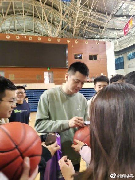 东北大学教授吃瓜视频,趣味横生，揭秘校园生活点滴